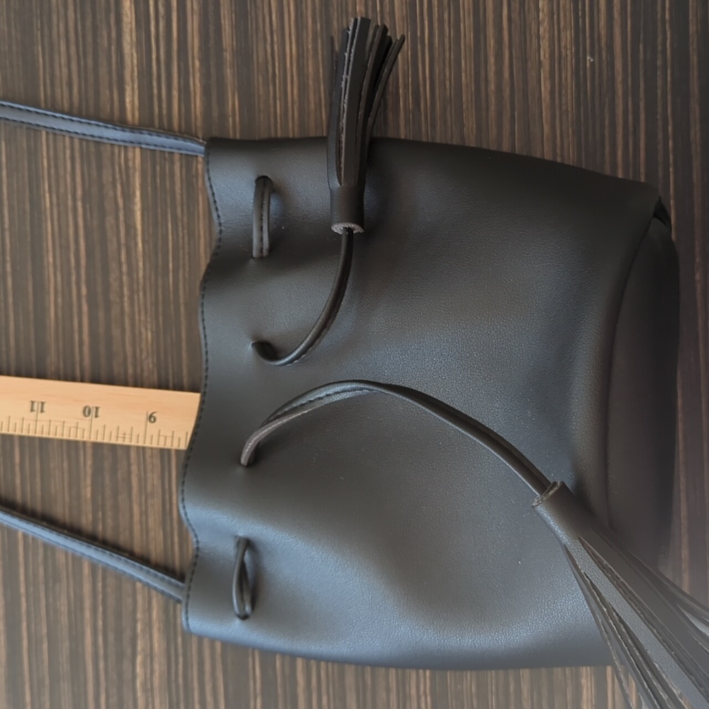 Black bucket style purse - Picture 7 of 8